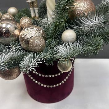 Новогодняя, бархатная коробка со свечой и щелкунчиком Новогодняя, бархатная коробка со свечой и щелкунчиком