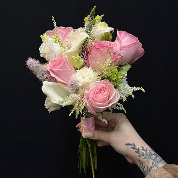 Букет невесты с парфюмированными розами и каллами Букет невесты с парфюмированными розами и каллами