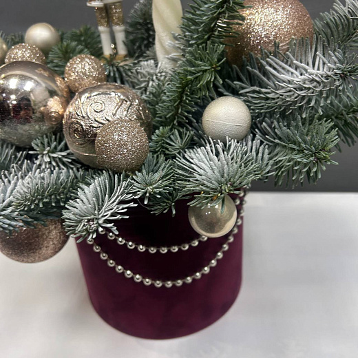 Новогодняя, бархатная коробка со свечой и щелкунчиком по лучшей цене в Москве Новогодняя, бархатная коробка со свечой и щелкунчиком с доставкой в Москве