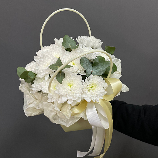 Букет из 3 хризантем с эвкалиптом в сумочке с доставкой в Москве