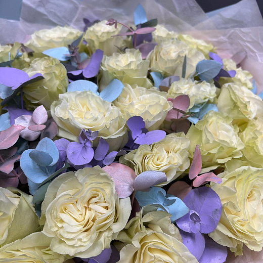 Монобукет из 25 белых роз эквадор с разноцветным эвкалиптом с доставкой в Москве