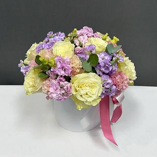 Микс из Эквадорских роз, маттиолы и эустомы в шляпной коробке