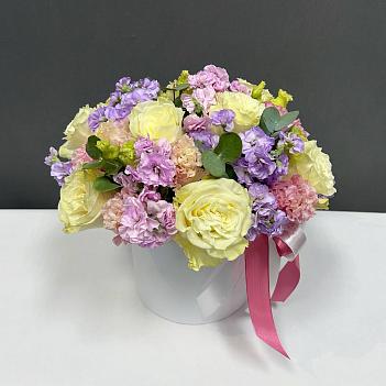 Микс из Эквадорских роз, маттиолы и эустомы в шляпной коробке Микс из Эквадорских роз, маттиолы и эустомы в шляпной коробке