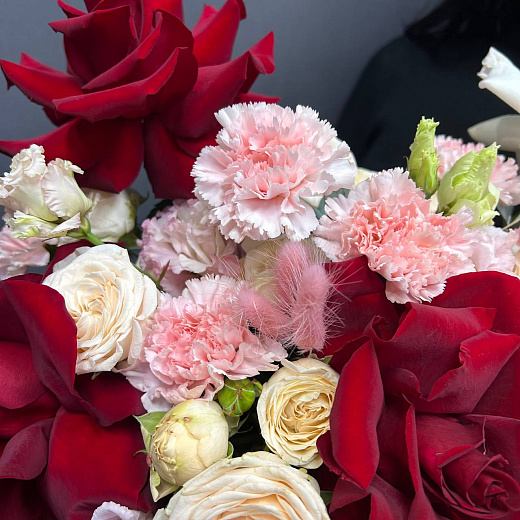 Букет из кустовой пионовидной розы, розовой гвоздики, эустомы и французской розы в белой шляпной коробке с доставкой в Москве