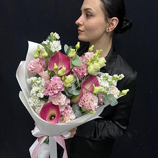 Микс с каллами, эустомой и белой маттиолой