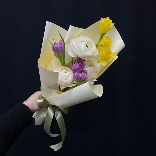 Букет из ранункулусов, тюльпанов и нарциссов с доставкой в Москве