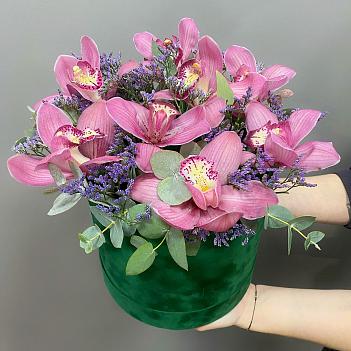 Розовые орхидеи с зеленой, бархатной коробке