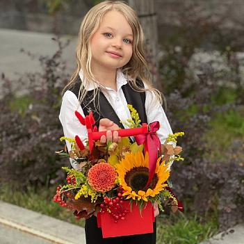 Букет на 1 сентября с подсолнухом в красном ящике 