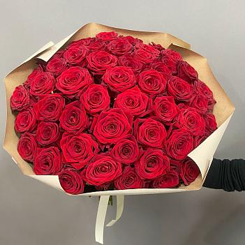 Букет из 51 красной розы (50 см) в крафте