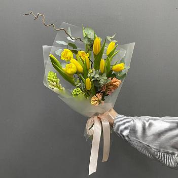 Букет из тюльпанов, гиацинтов и нарциссов в декоративной упаковке 