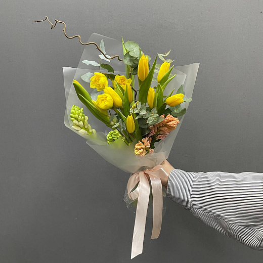 Букет из тюльпанов, гиацинтов и нарциссов в декоративной упаковке  с доставкой в Москве