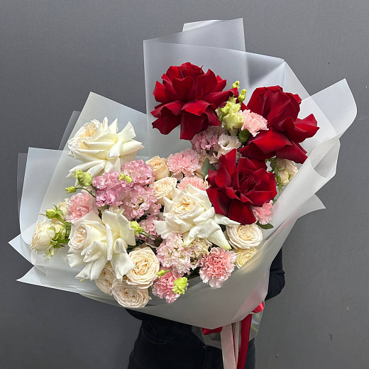 Микс из пяти французских роз, эустомы, розовой гвоздики и кустовваой розы в белой упаковке с доставкой в Москве