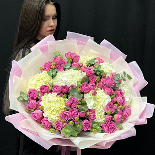 Микс из белых гортензий и пионовидных роз Мисти Баблс