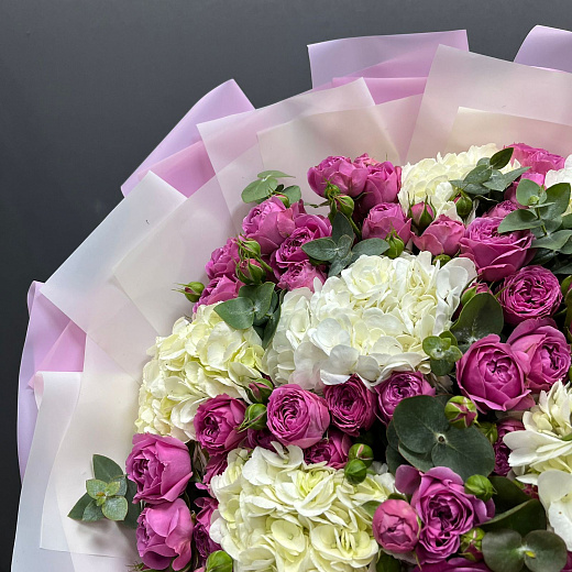 Микс из белых гортензий и пионовидных роз Мисти Баблс с доставкой в Москве