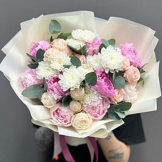 Микс из 9 пионов Сара Бернар, кустовой хризантемы и розы