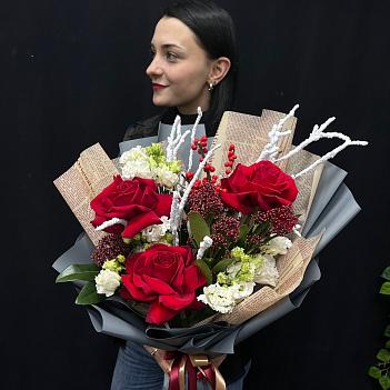 Авторский букет с французской розой, илексом и скимией Авторский букет с французской розой, илексом и скимией