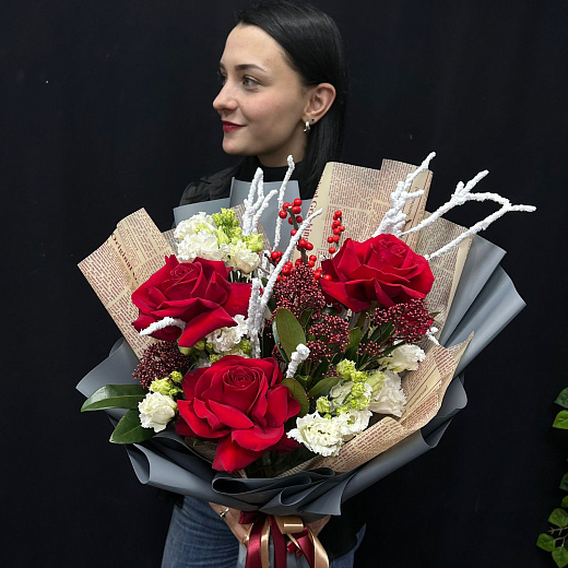 Авторский букет с французской розой, илексом и скимией с доставкой в Москве