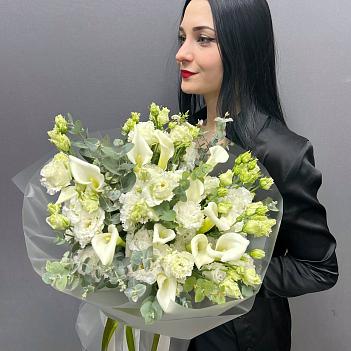 Букет из махровой эустомы, калл и эвкалипта 