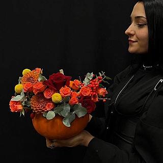 Осення композиция в тыкве с илексом, георгинами и кустовой розой 