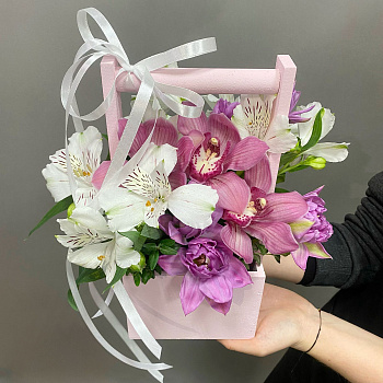 Розовый мини-ящик с орхидеями