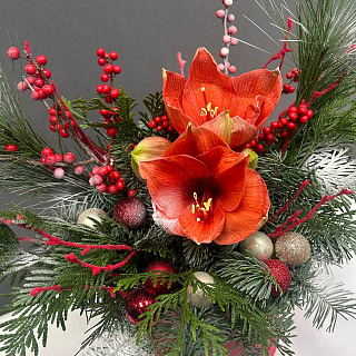 Новогодняя композиция с хвоей, амариллисом и декором