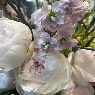 Садовый микс  с пионами и нежно-розовыми каллами