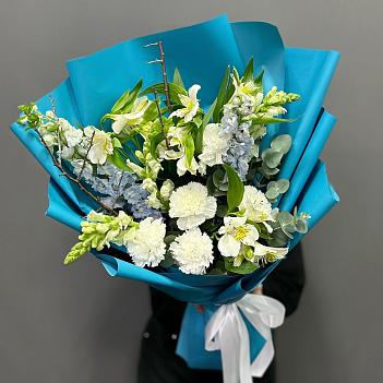 Микс-букет с дельфиниумом, гвоздикой и белой альстромерией