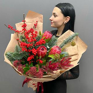 Зимний букет с протеями, илексом и хвоей 