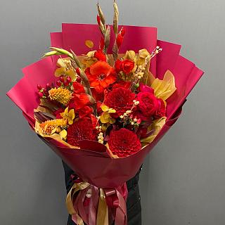 Букет с георгинами, леукадендроном и гладиолусами 