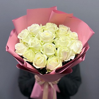 Букет из 15 белых роз (50 см) в розовой упаковке