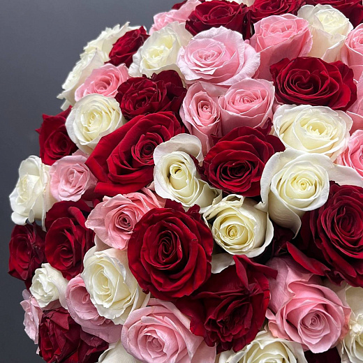 Микс букет из 75 роз под ленту  с доставкой в Москве
