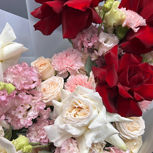 Микс из пяти французских роз, эустомы, розовой гвоздики и кустовваой розы в белой упаковке с доставкой в Москве