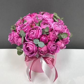 Пионовидные розы Мисти Баблз и эвкалипт в розовой коробке