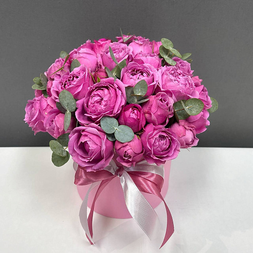 Пионовидные розы Мисти Баблз и эвкалипт в розовой коробке по лучшей цене в Москве Пионовидные розы Мисти Баблз и эвкалипт в розовой коробке с доставкой в Москве