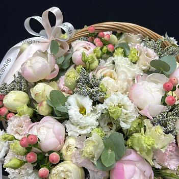 Авторская корзина с пионами Гардения, гиперикумом и эустомой 