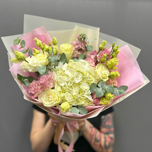 Букет из белой гортензий, роз, маттиолы и эустомы по лучшей цене в Москве Букет из белой гортензий, роз, маттиолы и эустомы с доставкой в Москве