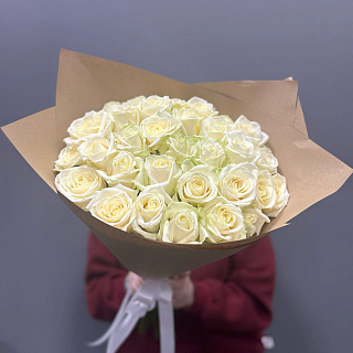 Белые розы в букете, 25 штук   в крафте (50 см)