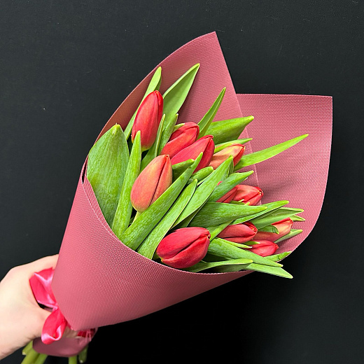 Букет из 11 красных тюльпанов с доставкой в Москве