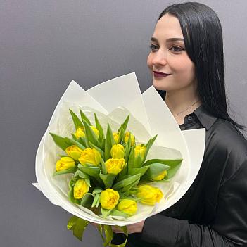 Букет из 15 желтых пионовидных тюльпанов