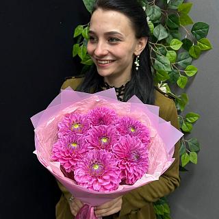 Букет из 7 розовых сезонных георгин