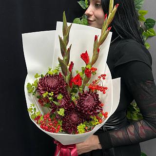 Сезонный букет с хризантемами Бигуди и гладиолусами