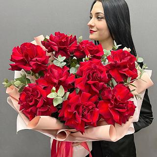 Букет из 9 красных Французских роз с эвкалиптом