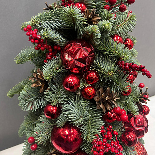 Елка из нобилиса с красным новогодним декором в кашпо