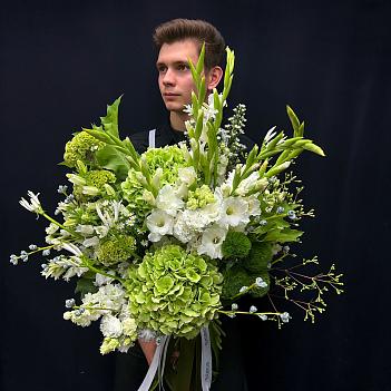 Сезонный букет с зелеными гортензиями