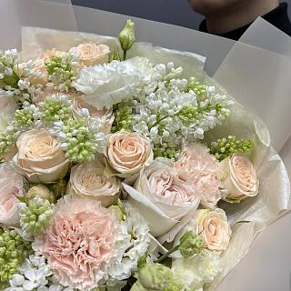 Микс-букет с белой сиренью, розами и эустомой