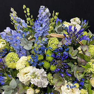 Корзина с экзотическим составом в бело-голубом цвете