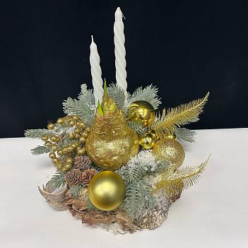 Луковица амариллиса в воске ( золотая, с Новогодним декором и белыми свечами / сруб дерева) 